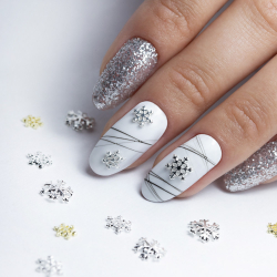 Guld och silver snöflingor nagelsmycken i olika former för nageldesign