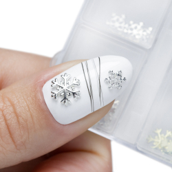 Guld och silver snöflingor nagelsmycken i olika former för nageldesign